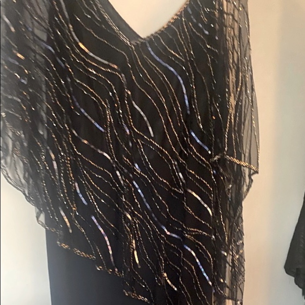 Beautiful gown. Looks better in person navy.